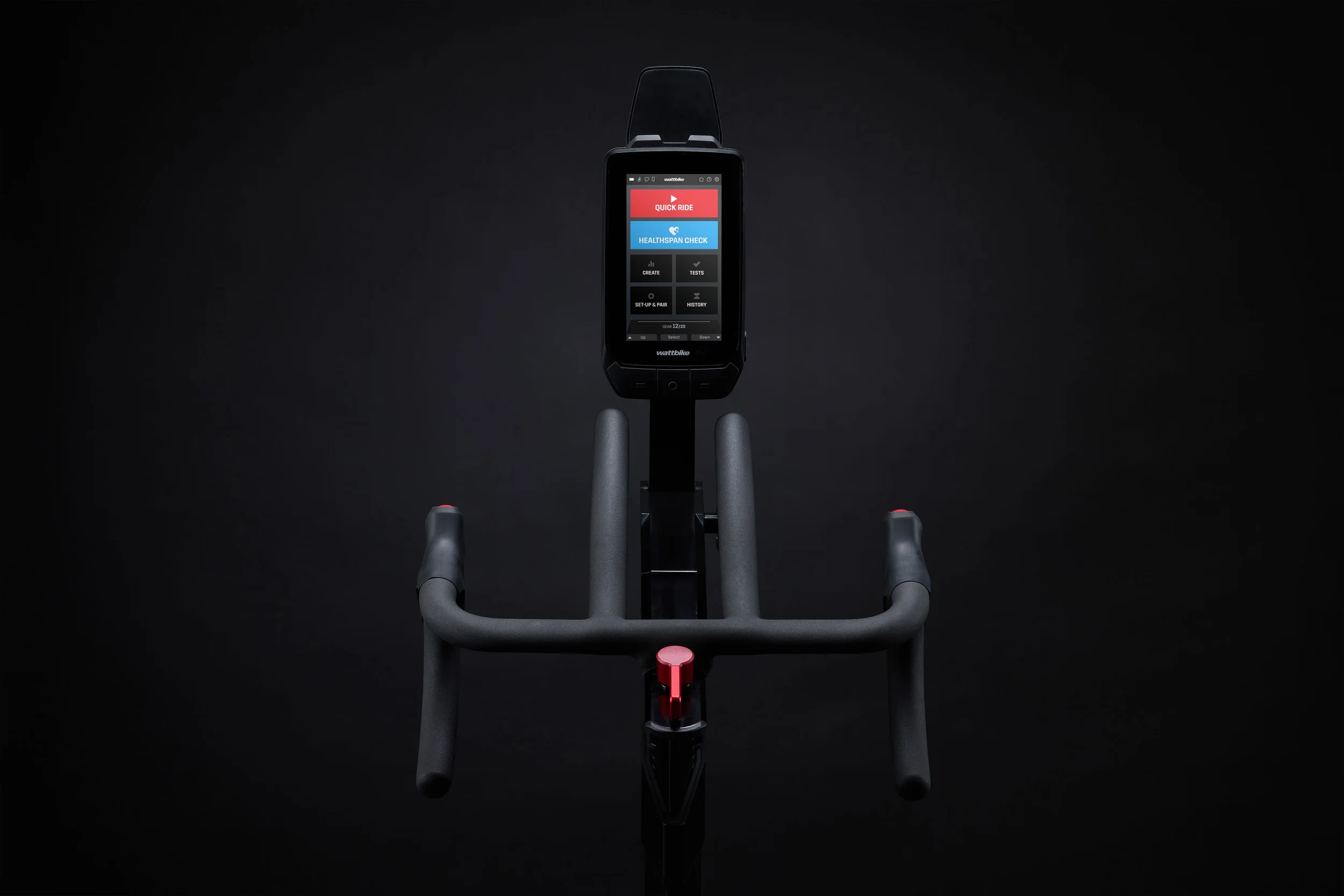 Cockpit e touchscreen da Wattbike AtomX em ambiente escuro