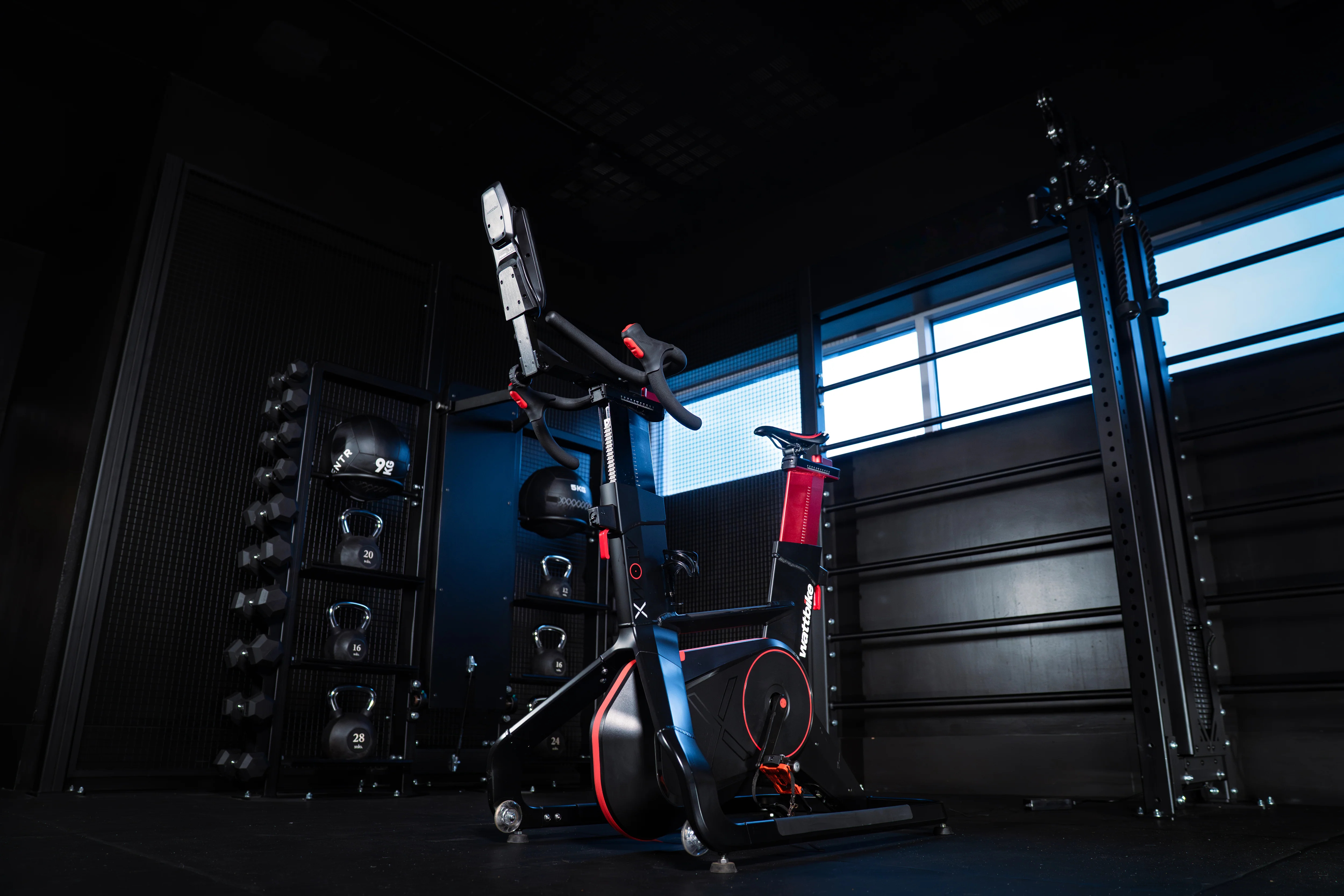 Wattbike AtomX em ambiente profissional de treinamento
